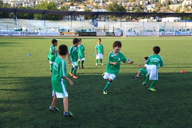 Gençleri ve çocukları kötü alışkanlıklardan uzat tutmak için açılan yaz futbol okuluna katılanlara fiziksel gelişimlerine katkı sağlayacak antrenmanlar yaptırılırken, antrenmanlarda yetenekli
