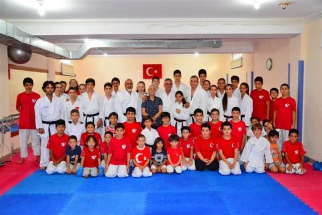 BODRUM DA SEMİNER VERDİ Türk karatesinin yaşayan efsanesi Türkiye Karate Federasyonu Onursal Başkanı 9. Dan Hakkı Koşar Belediyesi Bodrumspor Karate Takımına seminer verdi.