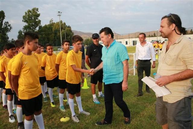 Torku Konyaspor Teknik Direktörü Aykut Kocaman ise Türkiye de futbolun alt yapısında miniklere verilen önemin kesinlikle yeterli olmadığını söyleyerek, Bu nedenle bu zor şartlarda bugün bu okulu