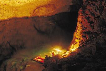 Deniz düzeyinden -50 metreye kadar dalış malzemeli olarak izlenebilen Göllü Salon çok kökenli oluşumu ile, mağaranın en ilginç ve en