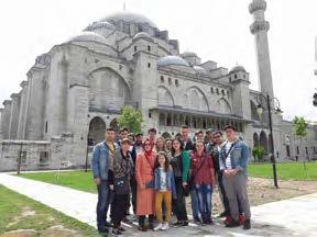 Dealul de mai sus de moschee a fost transformat cu timpul într-un mare cimitir, unde se află numeroase morminte ale paşilor şi vizirilor otomani.