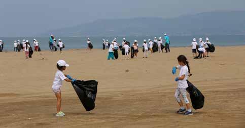 4 Selçuk Belediyesi Bülteni Yıl 2017 Sayı 92 Pamucak minik ellerle daha temiz 5 Haziran Dünya Çevre Günü sebebiyle Selçuklu öğrenciler Pamucak Sahili nde temizlik yaptı.