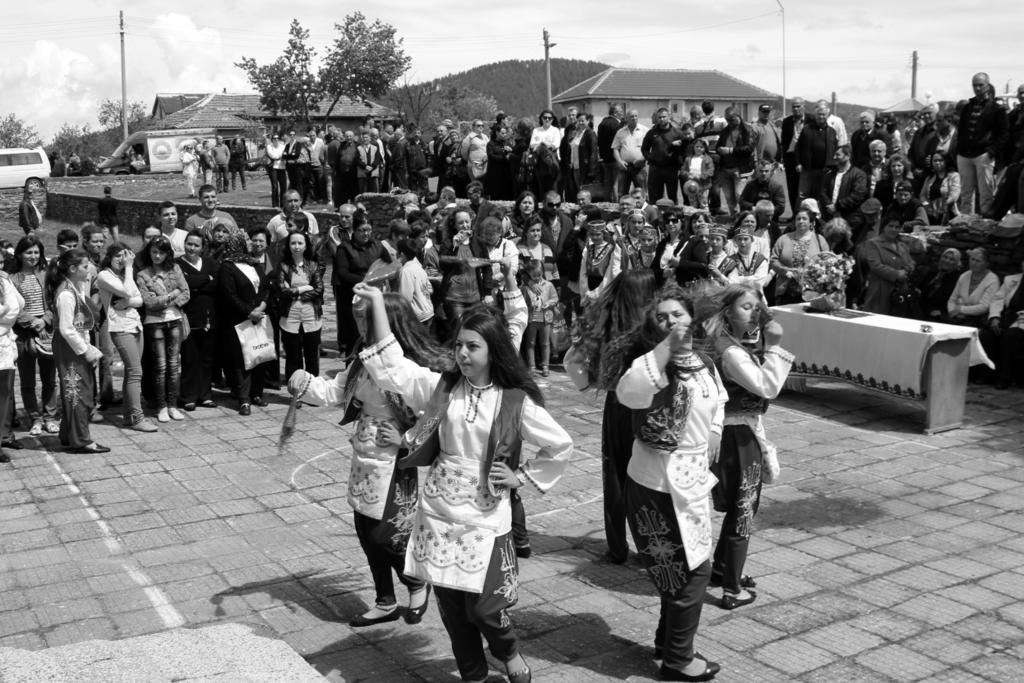 HABERLER 6 Kobilyane Mayıs Şenliği 50. Yılını Tamamladı Kırcaali nin Kobilyane / Maşkılı/ köyünde düzenlenen geleneksel Mayıs şenliği bu yıl 50.yılını doldurdu.