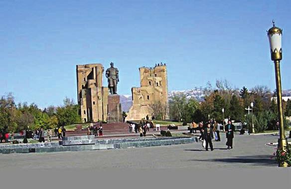 Resim 04.17: Şehri Sebz de Arkada Timur un Yazlık Sarayı, Önde Büyük Timur Anıtı TARİH 6 ları karşısında kayınbiraderi Emir Hüseyin ile birlikte Horasan a gitmiştir.