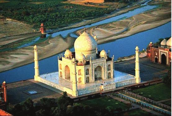 Tac Mahal in çok güzel bir bahçesi ve yakınında da bir camisi vardır. Şah Cihan devrinin en önemli eserlerinden birisi de Delhi Kalesi dir.