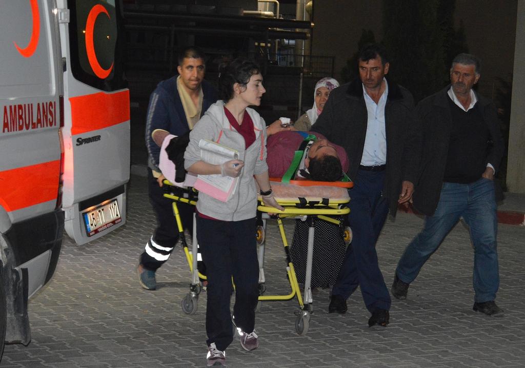 9 Alkollü Sürücü 11 İşçiyi Canından Ediyordu Turgutlu lçes nde şç serv s devr ld. Kazada serv s aracının sürücüsü dah l 11 k ş yaralanırken kaza yer nde can pazarı yaşandı.