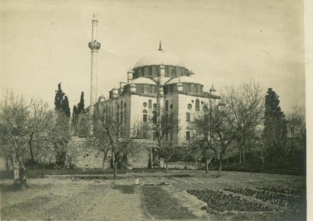 Hekimoğlu Ali Paşa Camii nin (1734-35) önündeki bostan, 20.yy başı, Atatürk Kitaplığı Arşivi 16. yüzyılda ve özelikle Mimar Sinan ın yaşadığı dönemde kuyu ve dolap inşa etmek büyük önem kazanmıştır.