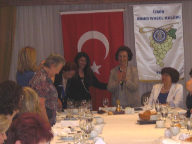 Esin CEYHAN İzmir IW Kulübü 2011-2012 Dönem Başkanı Kulübümüzden Haberler Mayıs ayı toplantımızda İzmir Rotary Kulübü Başkanı Rtn.