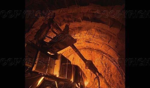 ÇALIŞMA YAŞAMINDA TOZ SORUNU-1 Toz Sorunu olan İş Kolları ve Meslekler Maden ocakları Kömür-Krom-Civa