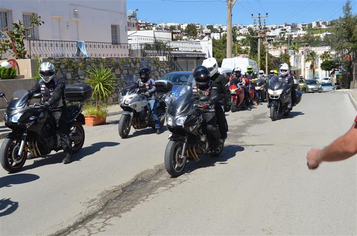 vermek için buraya kadar gelen ve bizleri yalnız İzmir Motosiklet Derneği Başkanı Salih Özsuvariler üzere bütün üyelere