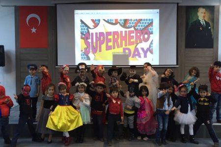 1. SINIF ÖĞRENCİLERİMİZİN SUPER HERO DAY COŞKUSU 1.Sınıf öğrencilerimiz İngilizce derslerinde kıyafetleri öğrenirken Super Hero Day etkinliği yaptılar.