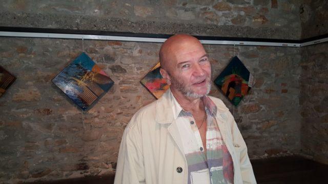 alınan bilgiler arasında yer alıyor. Romanya lı sanatçı 63 yaşın da. Eserlerini sergilemek için Türkiye ye otobüs ile gelmiş. Eserlerin fiyatları 400 ve 600 TL arasında. Romanyalı sanatçı 03.06.