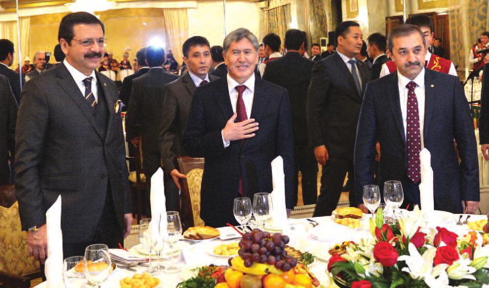 HABER / KIRGIZİSTAN TÜRK-KIRGIZ İŞ ADAMLARI AKŞAM YEMEĞİNDE BİR ARADAYDI TOBB Başkanı Rifat Hisarcıklıoğlu (solda), Türk-Kırgız İş Konseyi Yürütme Kurulu Başkanı Ahmet Kaya (sağda), Kırgızistan'ın