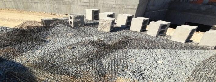 Geoduvar örümünde beton blok ve grid denilen malzemeler kullanılır. Geoduvar yapımında ilk basamak hatıl çekmektir.