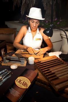 MINI Aktivite / Kuba Cigar Fabrikasi Turu Misafirlerimiz geleneksel Kuba atmosferi icinde tabocco nun tarihi, yetistirilmesi, gerceklestirilen prosesler gibi konular hakkinda