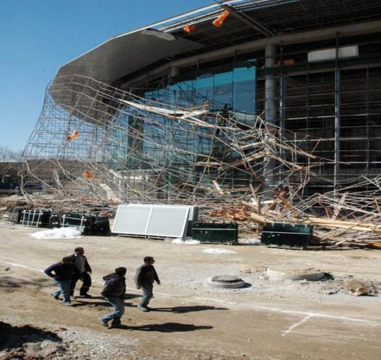 İskelenin büyük bölümünü tamamlayan işçiler, bu sırada iskelenin çökmesi sonucu zemine düştü Başkent Arena'da
