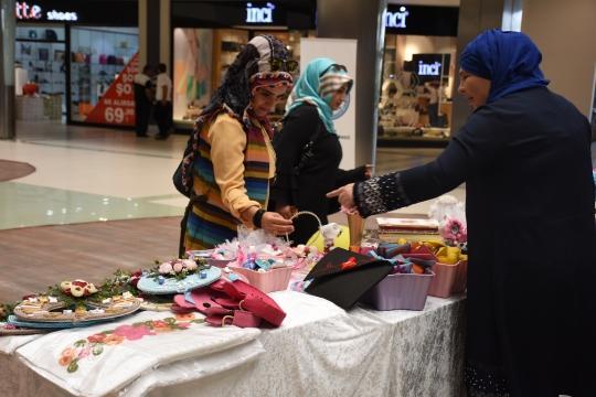 Proje kapsamında el sanatları eğitimi alan 15 kanser hastası kadın, 6 ay boyunca ürettikleri ürünleri kent merkezindeki bir alışveriş merkezinde açtıkları sergi ile satışa sundu.