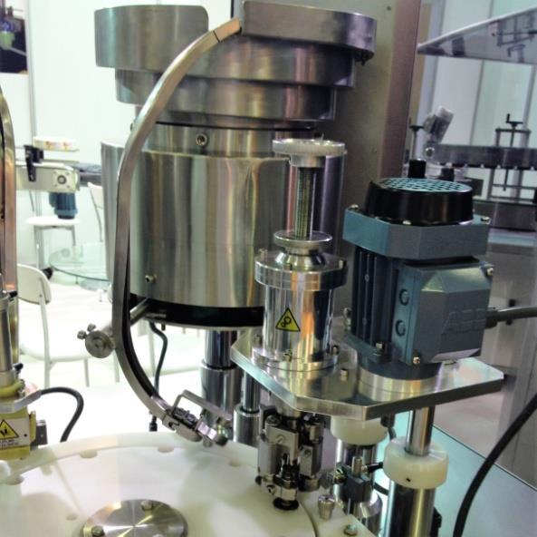 Aseptik şartlarda dolumlar için dolum makinesinin üzerine mikrobiyolojik filtre bulunduran laminar flow monte edilebilir.
