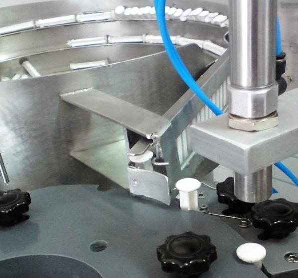 Otomatik Şırınga Dolum Makinesi Sıvı Dolum Makinesi Rotary Hat ve Lineer Dolum Tipi Volümetrik Piston Ürün Hazne Besleme Sistemi Otomatik Ürün