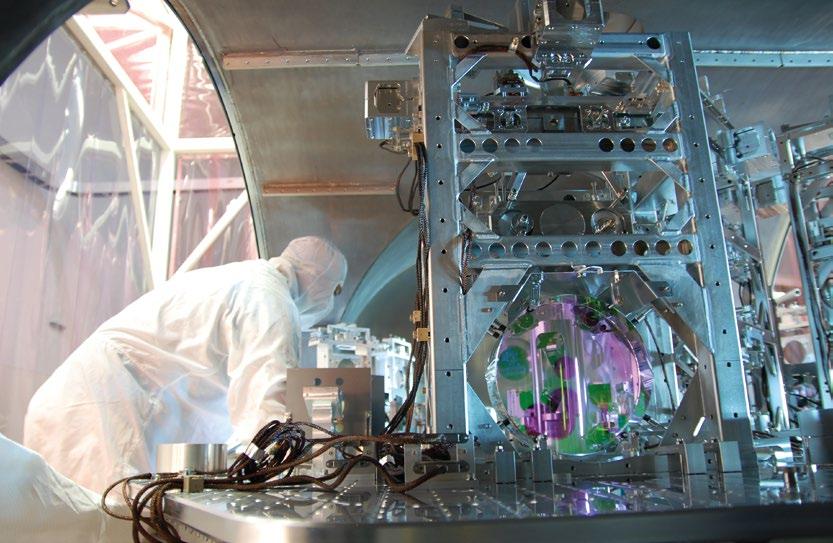 Kütleçekim Dalgaları İlk Kez Gözlemlendi! LIGO nun optik parçaları üzerinde çalışan teknisyenler.
