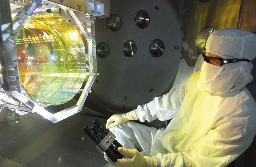 >>> Bilim ve Teknik Mart 2016 Vakum sistemini çalıştırıp kanalı kapatmadan önce, LIGO teknisyeni interferometrenin aynalarına ışık tutarak inceleme yapıyor.
