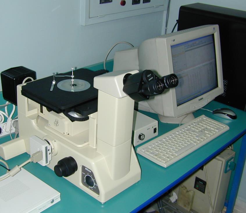 İkinci optik mikroskop ise günümüzde 2500 büyütme oranına kadar çıkabilen metal mikroskoplarıdır. Metal mikroskoplar ile bir numunenin belirli bir bölgesinin iç yapısı mikroskobik olarak incelenir.