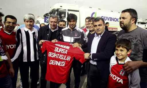 8 NİSAN 2013 Kartal coşkuyla karşılandı Beşiktaş, Bursa'da coşkulu bir taraftar grubuyla karşılandı. Güvenlik güçleri eşliğinde oteline ulaşan siyah-beyazlılar, maç saatini beklemeye başladı.