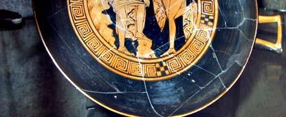 Mısır da bulunan Yunan kökenli Hydria cenaze vazoları gibi bazı seramik örnekler bitki ve hayvan motifleri ile süslenerek seramiklerin ilk