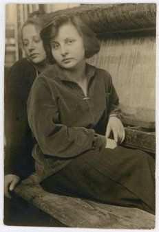 Görsel 4-(solda) Gertrud (Hanschk) Arndt ve Marianne Gugg: Bauhaus Weimar da halı dokurken, 1925 (Url5) Görsel5-(sağda) Gunta Stölzl, Bauhaus dokuma ustası, (Url6) Dessau Dokuma Atölyesi: 1926
