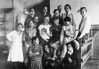 Lilly Reich, Rudelt ve Kandinsky öğretim kadrosuyla başlar. Berlin dönemi oldukça kısa sürmüştür. Bauhaus un programı Dessau dakine yakındır.