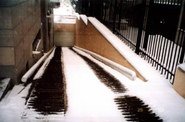 Garaj rampalarında, Yaya ve araç yollarında, köprü ve viyadüklerde, merdiven basamaklarında, teraslarda oluşan buzlanma ve kar