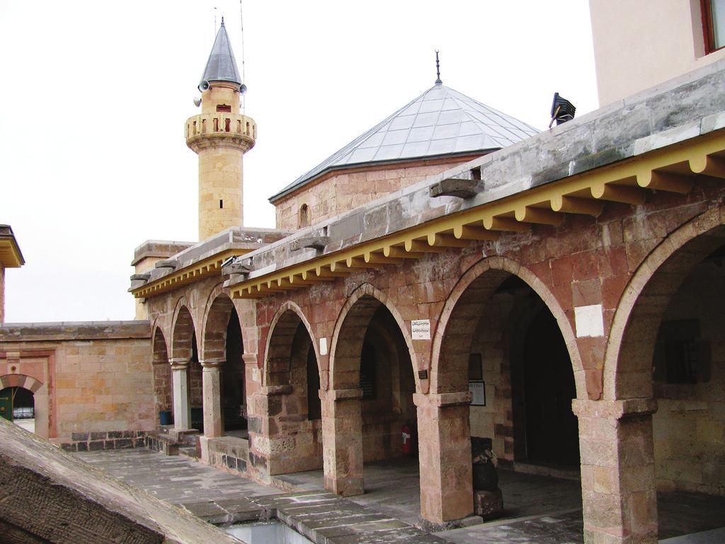 Resim. 04.04: Nevşehir deki Hacı Bektaş Veli camii ve türbesi. Hacı Bektaş Veli nin Makâlât adlı eseri, Bektaşilik düşüncesinin oluşmasında önemli bir yere sahiptir.