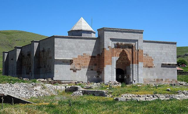 mescid gibi, bölümlerde bulunuyordu.