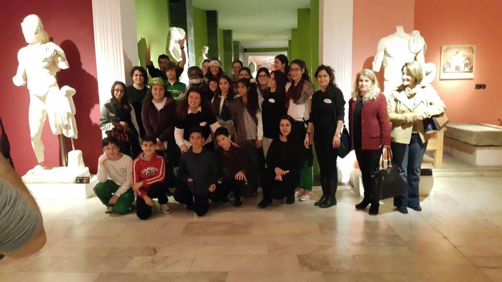Çağdaş Drama Derneği Antalya Temsilciliği ve Antalya Müzesi işbirliği ile yapılan, 1. Müzede Yaratıcı Drama Etkinliği 15 Mart Çarşamba günü Figen Oral Cebel eğitmenliğinde gerçekleşmiştir.