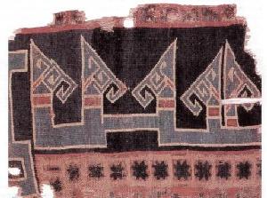 14 Fotoğraf 4 13. y.y. Konya Selçuklu halısı (Aslanapa, 2005 s:28) Bu dönemde el dokusu halıcılıkta boyamalar oldukça derin ve kuvvetlidir. Birçok durumda aynı rengin iki tonu kullanılmıştır.
