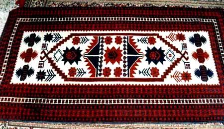 29 Hereke önemli bir halı üretim bölgesi olmadığı için belirli bir halı dokuma geleneğine bağlı olarak üretime başlamamıştır. İlk kurulduğu yıllarda daha çok İran halılarının desenleri kullanılmıştır.