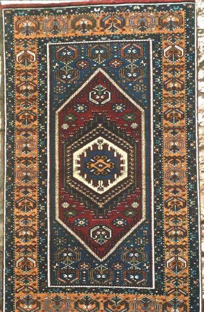 34 2.3.15. Yahyalı halıları Yahyalı halıları, Türklerin bölgeye geldiği andan itibaren ortaya çıktığı kabul edilmektedir. Ancak yöre halıcılığı, XIX. yüzyıldan sonra ünlü hale gelmiştir.