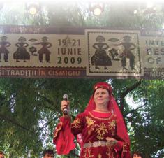 rădăcinile culturale comune ale românilor. La prima ediţie manifestarea a avut peste 10.000 de spectatori.