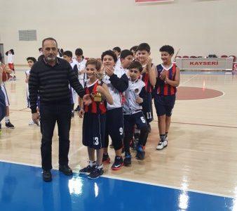 Küçük kız basketbol takımımızda aynı başarıyı göstererek il