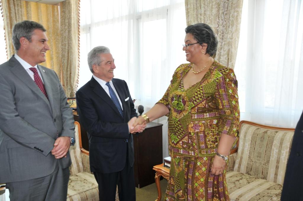 6. Fotoğraf: Meclis Başkanı Rebii Akdurak, Yönetim Kurulu Başkanı Ekrem Demirtaş, Gana Dışişleri Bakanı Hanna Teetteh.