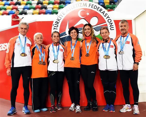 ANNE KIZDAN REKOR VE MADALYA YAĞMURU ANNE KIZDAN ÜÇ REKOR 4 BİRİNCİLİK MADALYASI İstanbul da bugün başlayan Türkiye Masterlar Salon Atletizm Şampiyonası na Bodrum dan katılan Fatma Anter ile annesi