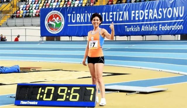 yeni Türkiye Rekoru nun sahibi oldu. Annesi Fehime Özkan ise 75 yaş gurubunda katıldığı 60 metre yarışmasında birinci olurken kendisine ait olan 14.34 lük derecesini 14.
