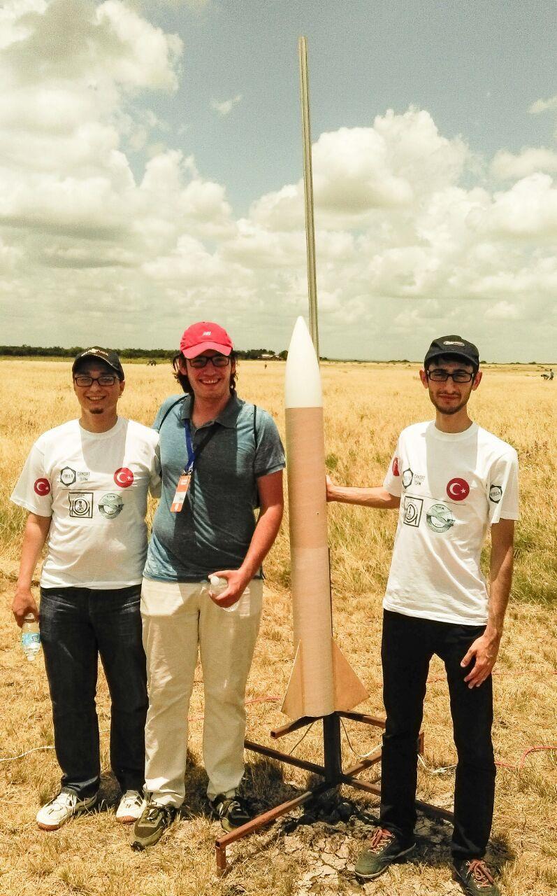 Bölüm Öğrencilerimiz Öğrencilerimiz Cansat (küçük ebatta uydu tasarımı-imalatıfırlatılması) ve konferanslara katılım konularında