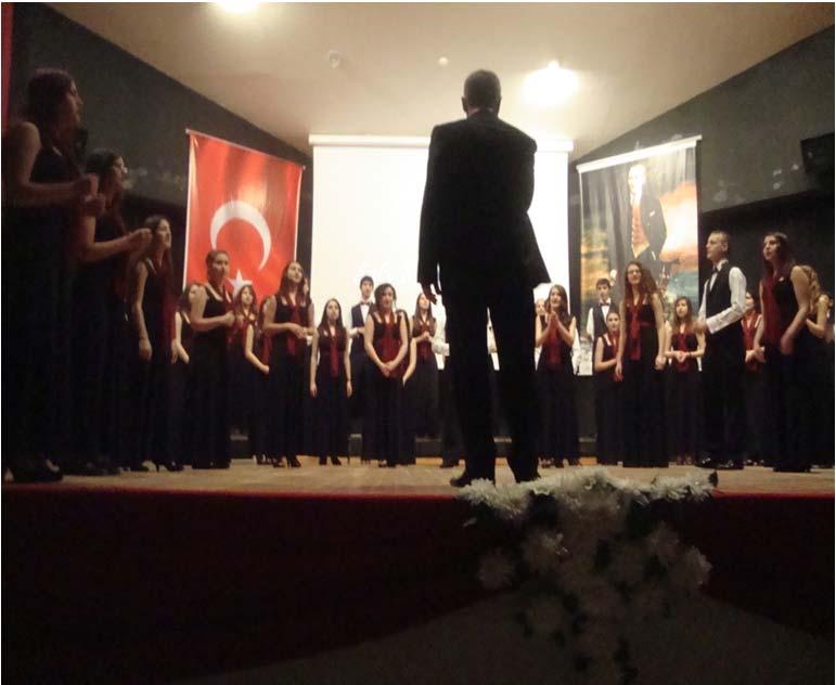 Konser derken Rotaryen eşleri IW Türk Sanat Müziği korosunun konser için yaptıkları çalışmalara