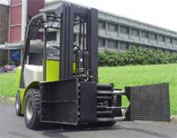 Forklift Özellikle dış kullanımda tercih edilmesi gerekli olan bu makineler, 1 tondan 50 tona kadar değişik kapasitelerde, elektrikli, dizel veya LPG motor çeşitleri ile karşımıza çıkmaktadır.