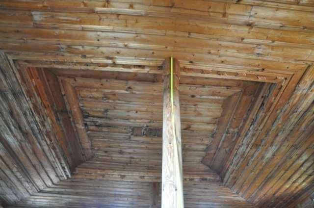 Kubbesiz olarak inşa edilmiş ahşap cami tavanlarının ortalarında, farklı detaylandırmalar ve bezemeler içeren yüksek tavan