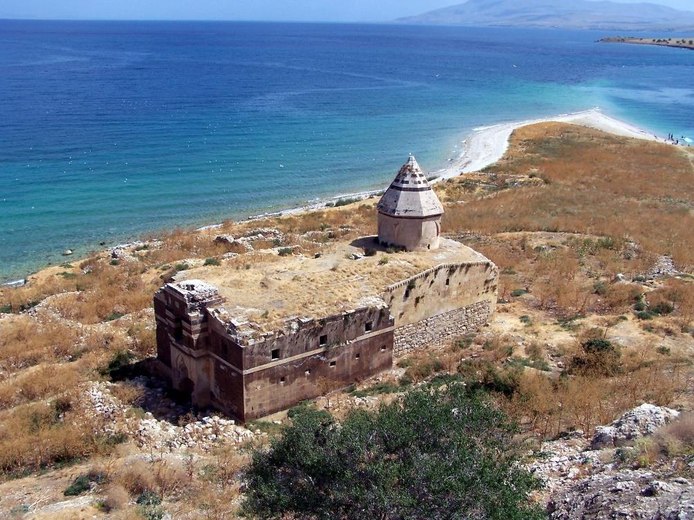 Köyün iskelesinden teknelerle ulaşımın sağlanabildiği ada, üstündeki doğal yaşamın bozulma tehlikesine karşı turizme kapalı tutulmaktadır. Adanın üzerinde IX. ya da XI.