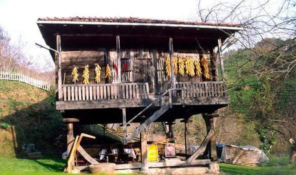 SERENDER Karadeniz bölgesinde evlerin bahçelerinde görülen ve kazıklar üzerine kurulan, tamamen ahşap malzemeden yapılmış olan serender lerle yöre üreticisi
