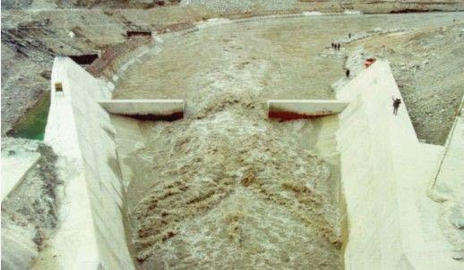 Derivasyon tünelleri barajın inşaatı esnasında inşaat yerinin kurutulması için nehrin suyunu çevirmek amacıyla inşa edilir.