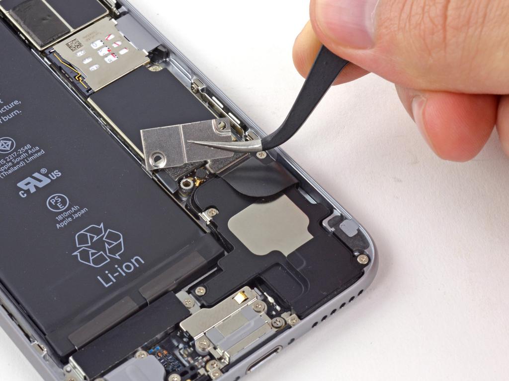 Adım 11 Metal pil konnektör kolunu iphone'dan ayırın.